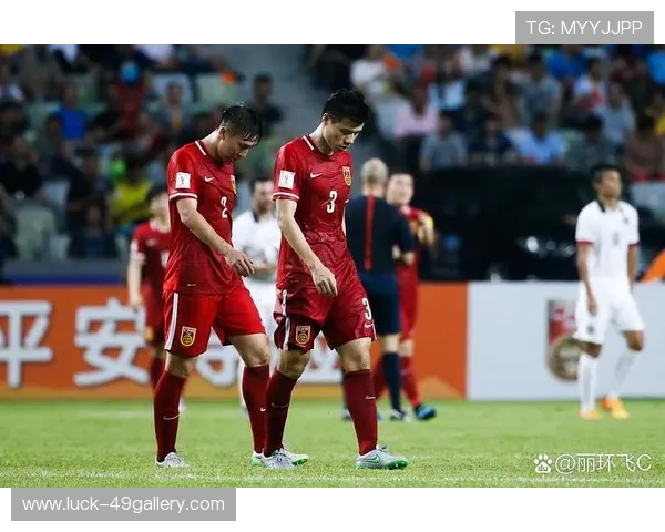 足球球星奋勇用头阻挡飞来足球展现无畏精神与坚毅意志