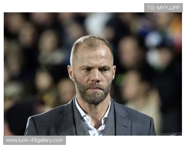 足球球星风采与技术解析 盘点足坛顶尖球员的传奇表现与突破性贡献